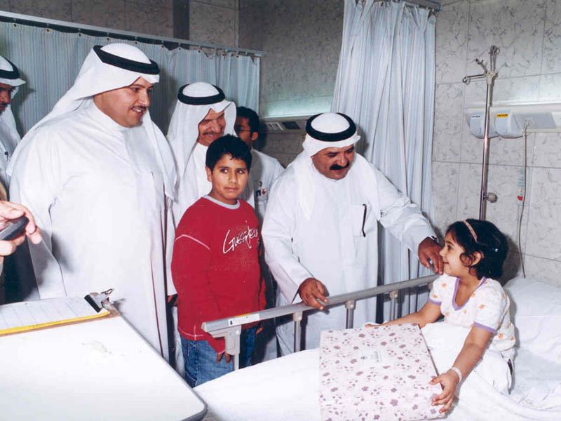 زيارة لأطفال مستشفى العدان مع ابنه فهد