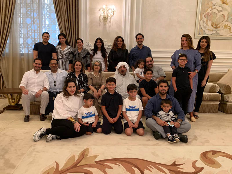 الشيخ ناصر مع عائلته